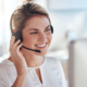 Eine Frau trägt ein Headset mit Mikrofon – Symbolmotiv für telefonische Beratung und die Kontaktaufnahme mit dem Jobcenter.